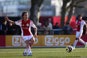 Ajax O16 en Feyenoord O16 houden elkaar in evenwicht in doelpuntrijk en spannend duel