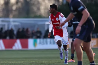 Ajax O15 laat niets heel van NEC O15 op druilerig Sportpark de Toekomst