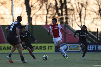 Ky-an Martis tekent eerste profcontract bij Ajax: 'Laat kenmerken zien die we zoeken'