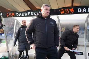 AZ verzuimt in te lopen op Ajax door te verliezen van PSV; sc Heerenveen langs Excelsior