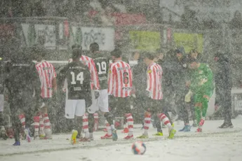Wedstrijd tussen Sparta Rotterdam en NEC gestaakt wegens sneeuwval, Feyenoord boekt benauwde zege
