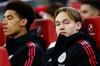 Verbazing rond Ajax-talent: 'Die is om één of andere onverklaarbare reden op de bank beland'