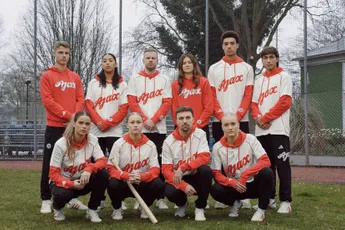 Ajax en Adidas brengen baseballcollectie uit voor 126ste verjaardag Amsterdamse club