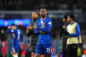 Buitenland: Hato start als centrale verdediger bij Chelsea en gaat met 3-0 onderuit bij Everton