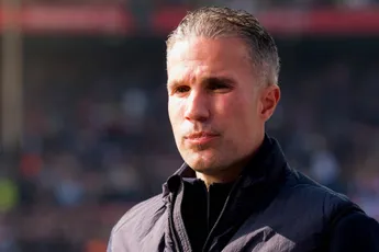 Uitglijder Feyenoord zorgt voor officieel kampioenschap PSV; Pasveer maakt eigen goal