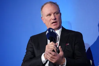 Bergkamp: 'Zodra je een B- of C-speler uit buitenland koopt, gaat dat je uiteindelijk pijn doen'