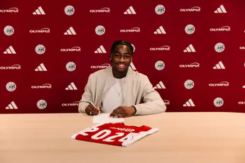 Ajax beloont Amour (18) met eerste profcontract; verdediger tekent tot medio 2028