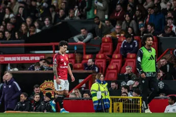 Buitenland: Bizarre rode kaart Martínez tijdens nederlaag Manchester United