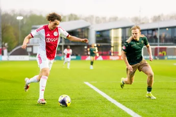 Jong Ajax stevent af op laatste plaats na nederlaag tegen TOP Oss; Van der Lans met brancard van het veld