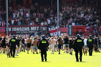 Rondom Ajax: Ajax-fans betreden veld na zege op FC Utrecht; politie grijpt kalm in