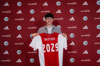 Ajax beloont goede ontwikkeling Bastien met eerste profcontract; verdediger tekent tot medio 2029