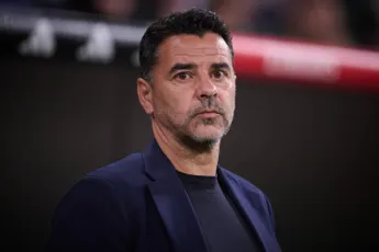 Míchel gevraagd naar Ajax-akkoord op persconferentie: 'Heb verder niets toe te voegen'