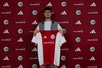 Ajax beloont jeugdige verdediger Isik met eerste profcontract tot zomer van 2029