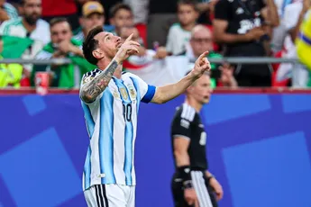 Weergaloze Messi helpt Argentinië op het WK met hattrick langs Algerije