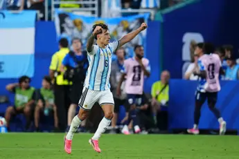 Oud-Ajacied Martínez vervult hoofdrol tijdens zwaarbevochten zege Argentinië