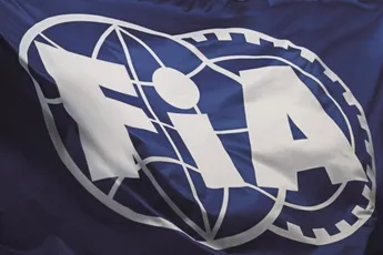 Albers steunt Russell en fileert FIA: 'Ze zetten zichzelf echt voor schut'