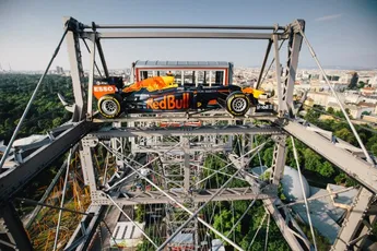 Ondertussen in de F1 | Nieuwe marketingstunt Red Bull: F1-bolide in reuzenrad