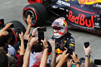 Manager Verstappen licht toe: 'Max voelt zich bij het team als een vis in het water'