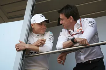 Unieke beelden: Bottas en Wolff flink naar de gallemiezen in de club na nederlaag