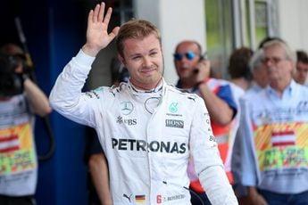 Rosberg kijkt met glimlach op zijn tijd naast Hamilton en Schumacher: 'Daar leer je zo veel van'