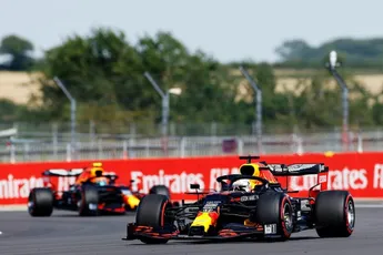 Hamilton wint race met lekke band, Verstappen tweede door pitstop