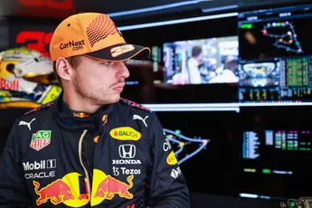 Verstappen scheurde als verrassende gast met F1-bolide door de sneeuw bij GP Ice Race