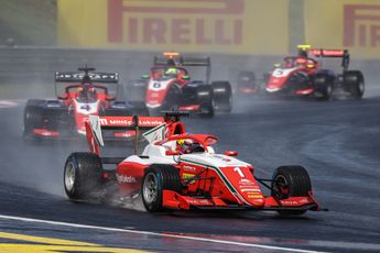 Onderweg naar F1 | Het talent van Leclerc en Hauger komt bovendrijven in de regen