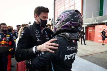 Wolff moest Hamilton overtuigen bij Mercedes te blijven: 'Ik wilde geen scheiding'
