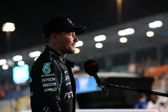 Bottas open over druk bij Mercedes: 'Met het mes op de keel gericht, kan je niet goed nadenken'