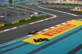 Van Basten vol passie over F1: ' Die Hamilton is al 200 meter verder weg, dat kan toch niet?'