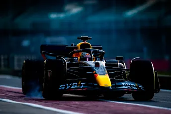 Ondertussen in de F1 | Het moment dat Verstappen uitviel in Bahrein