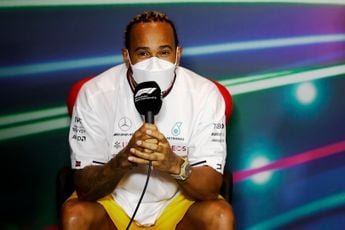 Hamilton vergelijkt Formule 1 met MotoGP: 'Ik denk persoonlijk dat dat zwaarder is'