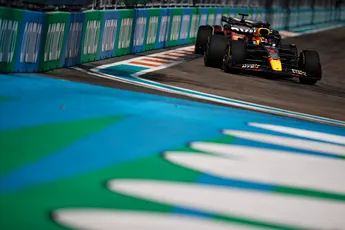 Luyendyk genoot van duel Verstappen-Leclerc: 'Zat met zweet in mijn handen te kijken'