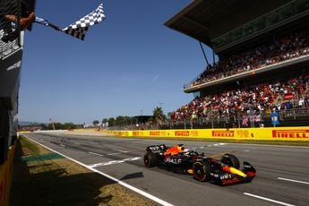 De race van Verstappen in Spanje | Nederlander duidelijk woedend op Red Bull: 'Ik druk vijftig f***ing keer'
