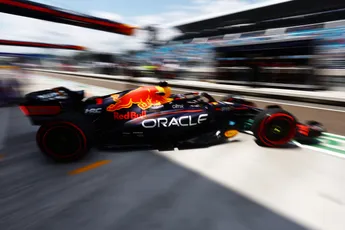 Tung luistert mee met Verstappen: 'Lambiase geeft hints weg, hier'
