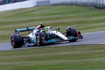 Hamilton lijkt te sneren naar Verstappen: 'Wij zonder problemen door Copse'