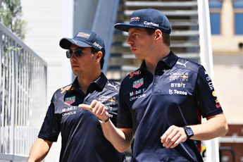 Ondertussen in F1 | Verstappen knus naast Pérez tijdens signeersessie: 'Wat zien we er romantisch uit samen'