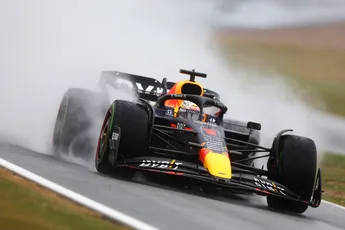 Verstappen verbaast Palmer met rijkunsten in de regen: 'Dit doet hij al jaren'