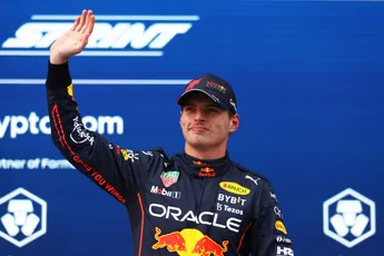 Dominante reeks Verstappen in thuisrace Red Bull loopt door Leclerc schade op