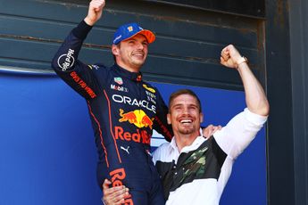 Zaterdag GP Nederland 2022 | Verstappen opgetild door Rico Verhoeven na magistrale pole