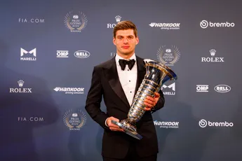 Ondertussen in F1 | Verstappen kijkt in zijn simulator met bijna verliefde blik naar wereldbeker Formule 1