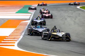F1 in het kort | Frijns breekt pols in crash tijdens openingsrace Formule E