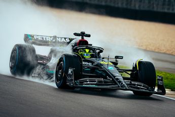 Hamilton terug achter Mercedes-stuur: 'Het was geweldig om weer aan de slag te gaan'