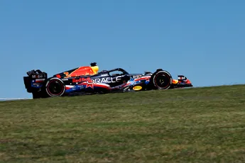 Viaplay-analisten wijzen Red Bull als schuldige aan: 'Verstappen is echt niet blij'