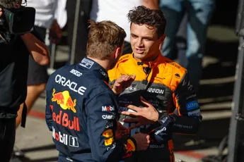 Ondertussen in F1 | Verstappen en Norris zetten podiumfeestje in Verstappens jet voort