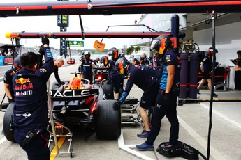 Verstappen gefrustreerd door beslissingen Pirelli: 'Komt door het gebrek aan een bandenoorlog'
