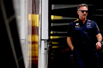 Horner geeft Mercedes een trap na: 'Zelfs met onze downgrade verslaan we hun upgrade'