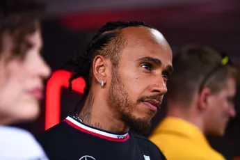 Hamilton verbaast zich over discussie om regels: 'In 2021 gebeurde hetzelfde met mij'