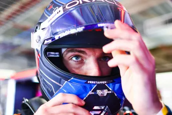 Verstappen met kritiek op FIA-superlicentieregel: 'Weerhoudt talenten ervan om door te stromen'