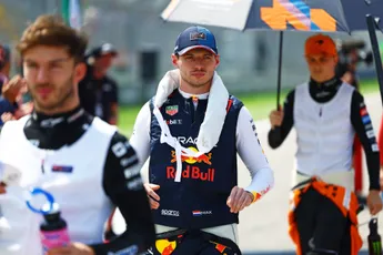 Bottas' koffiemachine kost Verstappen bijna de virtuele zege: 'Stroomstoring bij de motorhomes'